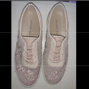 classy and cute slide on shoes!